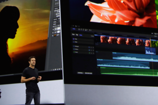 Αλλαγή φρουράς στην ηγεσία της Apple: Ποιος είναι ο Τζον Τέρνους που διαδέχεται τον Τιμ Κουκ